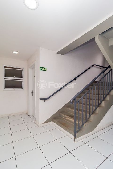 Image 30 - 985982