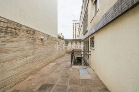 Image 32 - 1001747