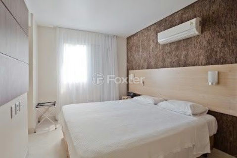 Image 24 - 875018