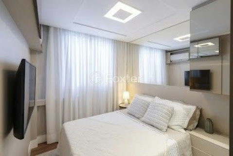 Image 21 - 888130