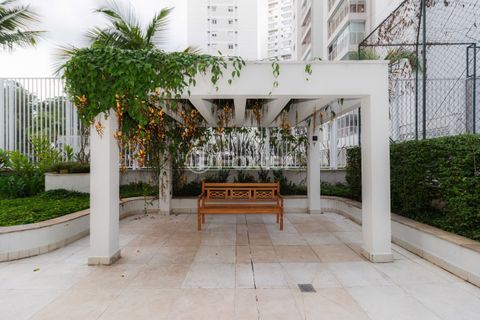 Image 21 - 884620