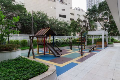 Image 33 - 884620