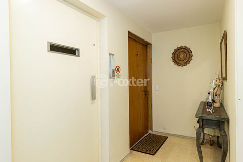 Image 8 - 1040017