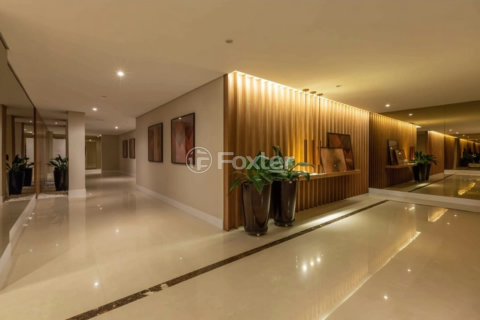 Image 21 - 1011252