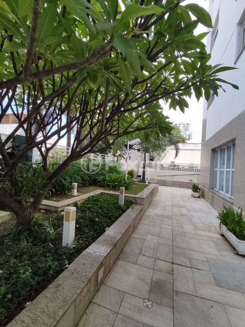 Image 98 - 982456