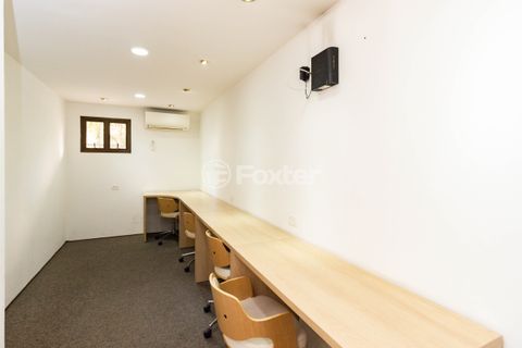Image 20 - 881197