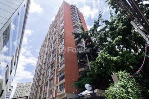 Image 18 - 933111