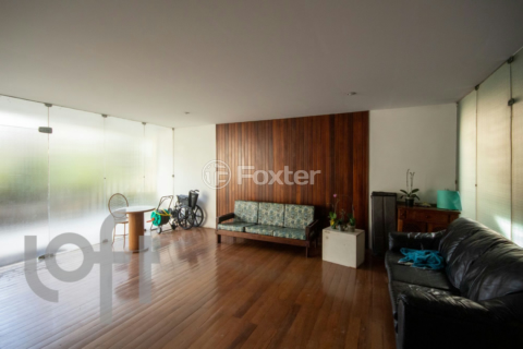 Image 65 - 882555