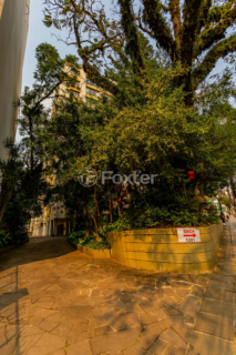 Image 37 - 880999