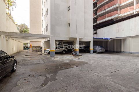 Image 33 - 898582
