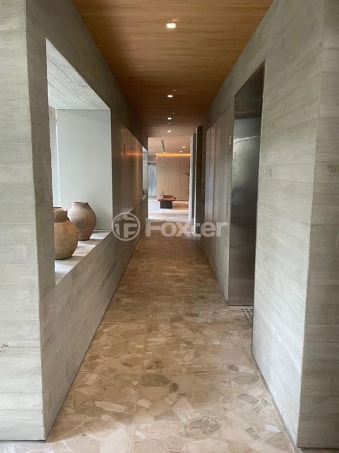 Image 32 - 1011768