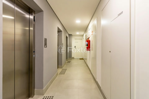 Image 17 - 886537