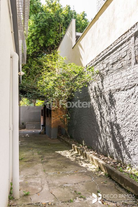 Image 29 - 882070