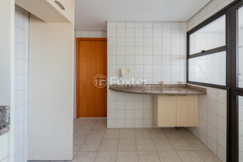 Image 30 - 1000509