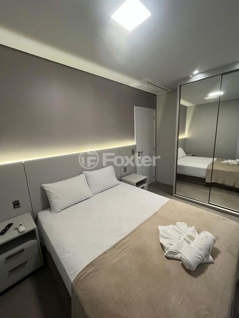 Image 8 - 1000994