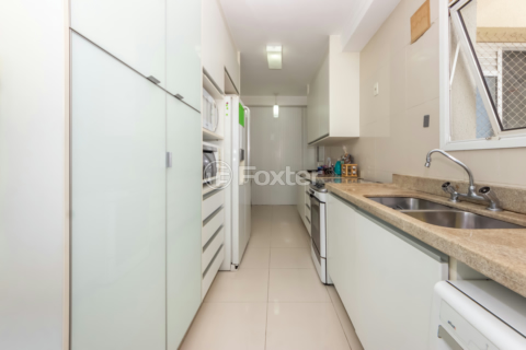 Image 36 - 1001571