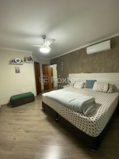 Image 37 - 1002049