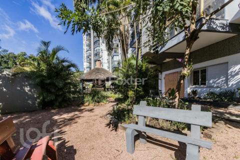 Image 33 - 1003157