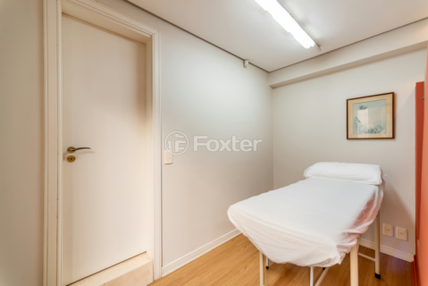 Image 42 - 1005044
