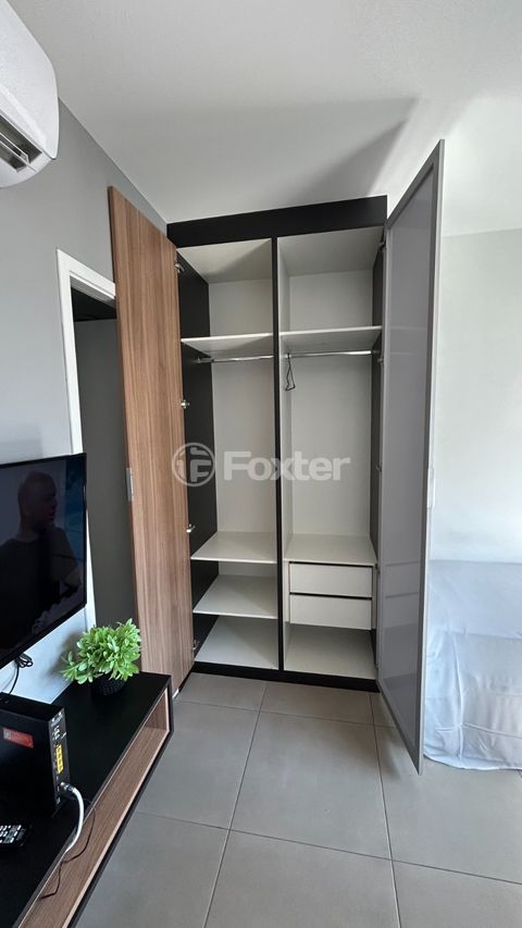 Image 4 - 1007696