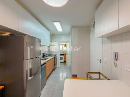 Image 20 - 1010296