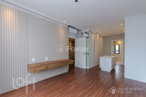 Image 42 - 1013605