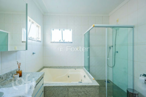 Image 38 - 1015979