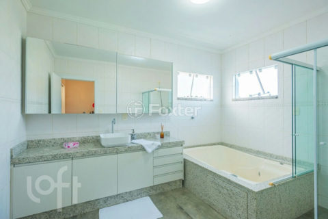 Image 35 - 1015979