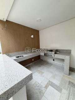 Image 10 - 1017359