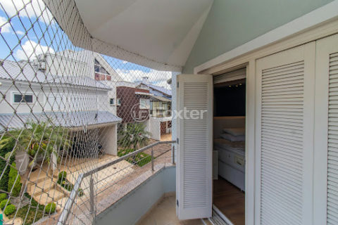 Image 32 - 1018582