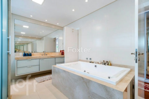 Image 19 - 1019339