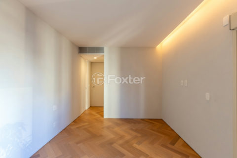 Image 25 - 1025861