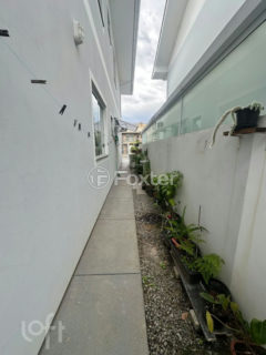 Image 16 - 1027005