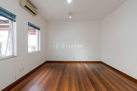 Image 11 - 1028810