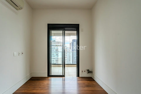 Image 7 - 1029946