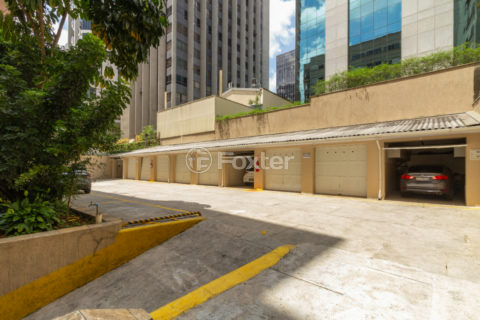 Image 32 - 1030057