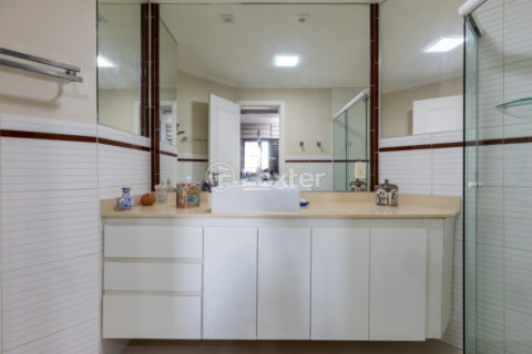 Image 42 - 1032857