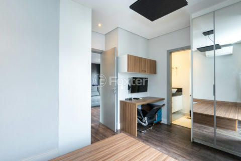 Image 32 - 1033693