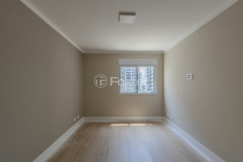 Image 21 - 1035557