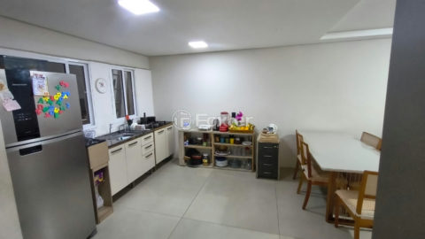 Image 4 - 1035757