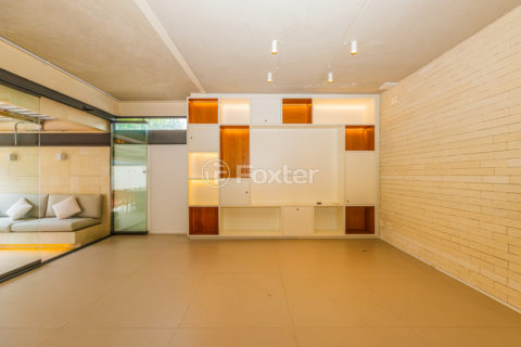 Image 10 - 1037605
