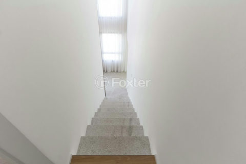 Image 20 - 1037751
