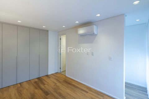 Image 32 - 1037751