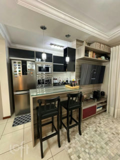 Image 21 - 1037796