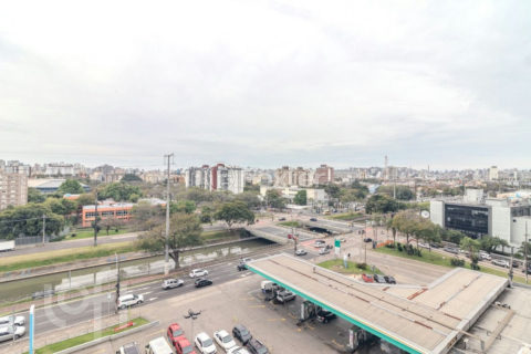 Image 33 - 1037960