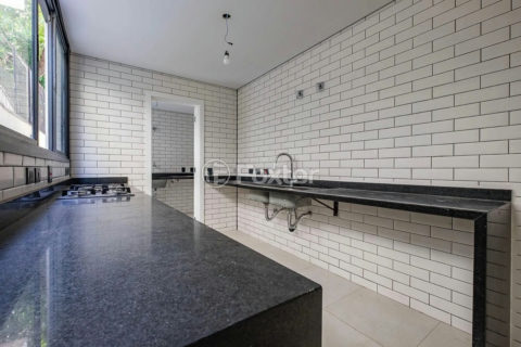 Image 30 - 1038390