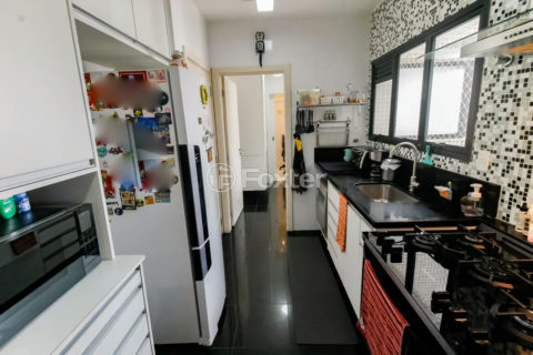 Image 10 - 1040239