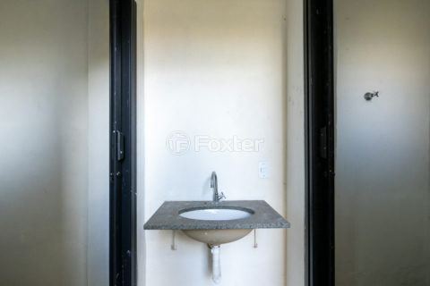 Image 21 - 1040256
