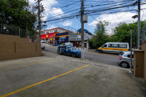 Image 34 - 1040256