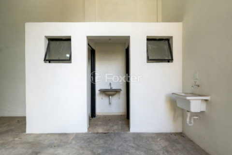 Image 17 - 1040256
